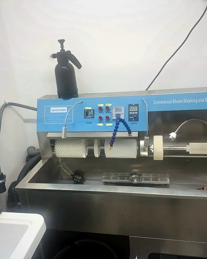 Glow Swiss shoe-cleaning machine with brushes